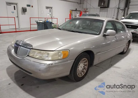 1999 Lincoln Town Car Signature z USA, uszkodzony, nr VIN 1LNHM82W4XY663084